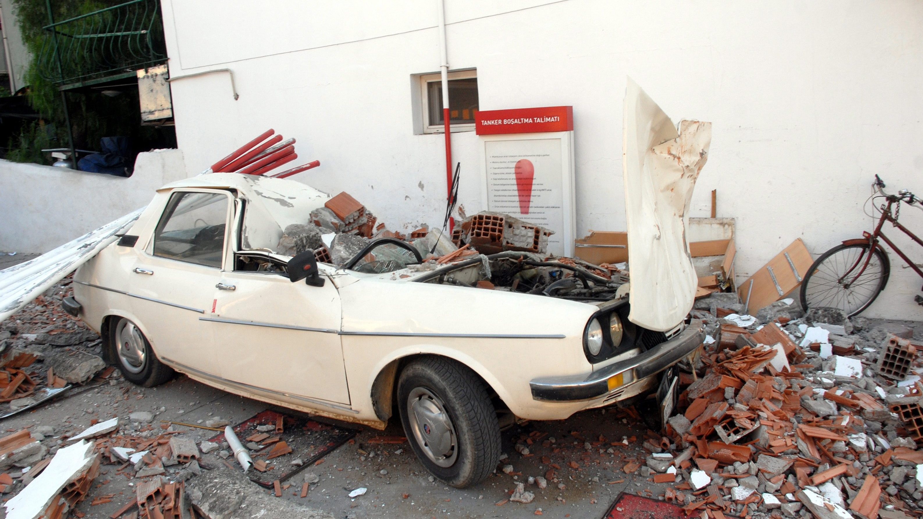 Zemetrasenie_Turecko_rozbité auto_silné_Rodos